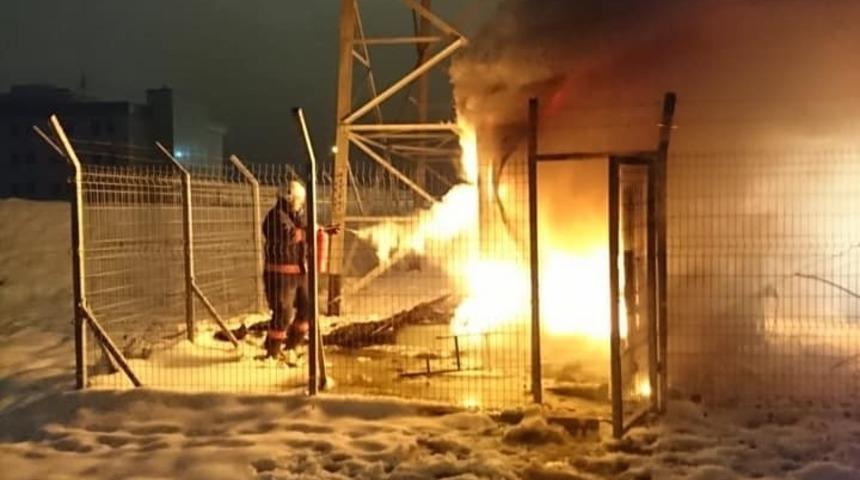 Elazığ&rsquo;da baz istasyonu yandı