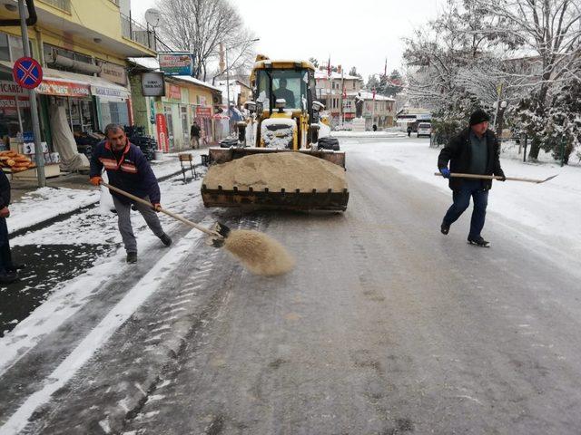 Akçadağ’da karla mücadele sürüyor