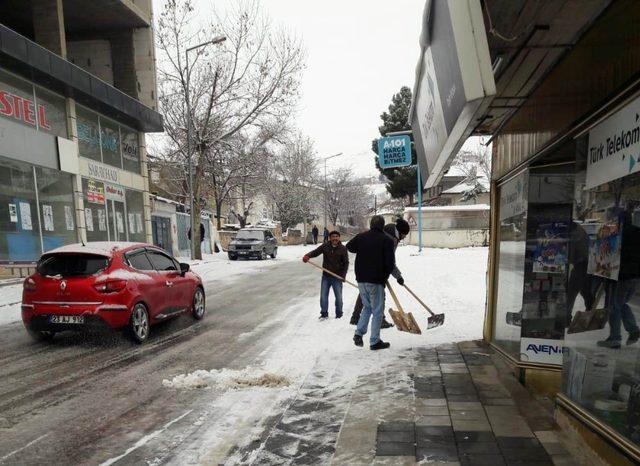 Akçadağ’da karla mücadele sürüyor