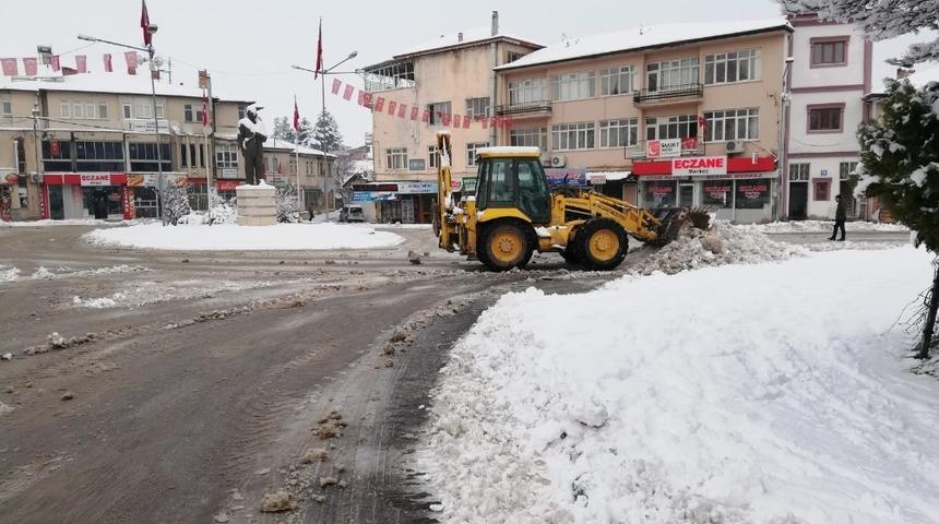Ak&ccedil;adağ&rsquo;da karla m&uuml;cadele s&uuml;r&uuml;yor