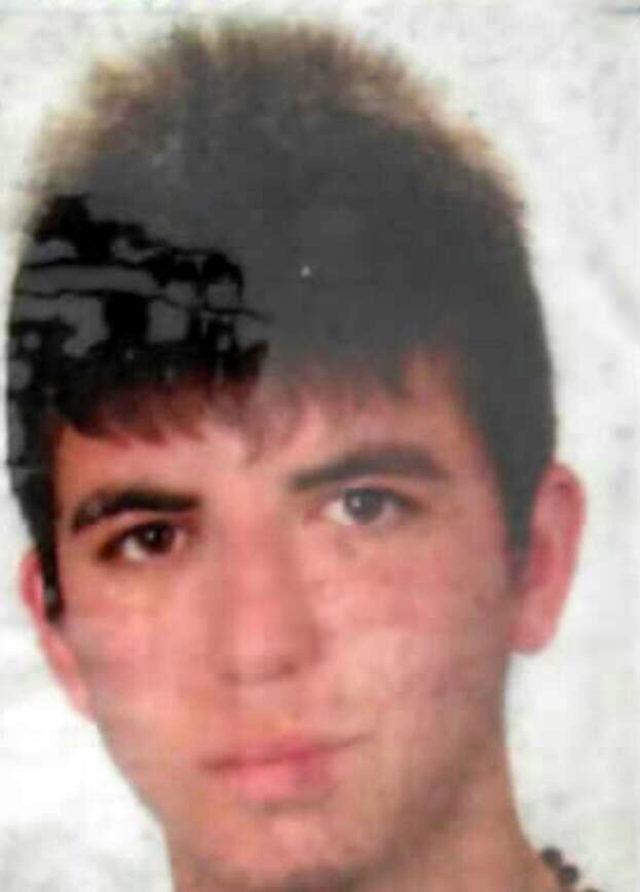 Eşinin gözleri önünde başından bıçaklandı