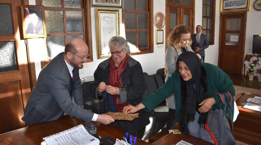 Başkan &Ouml;zcan&rsquo;dan ziyaret&ccedil;ilere ay yıldızlı bayrak rozeti