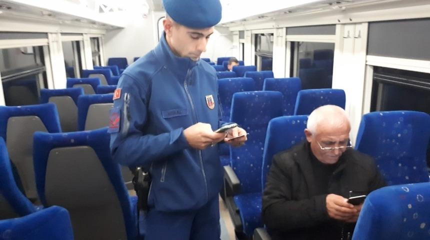 Jandarma g&uuml;venli yolculuk i&ccedil;in &ccedil;alışmalarını s&uuml;rd&uuml;r&uuml;yor