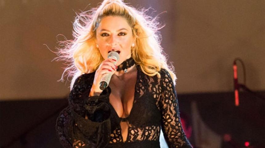 Hadise'den olay paylaşım! 'Seninki geliyor doğal davran'