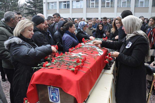 Öğrencisi tarafından öldürülen araştırma görevlisi için gözyaşları sel oldu