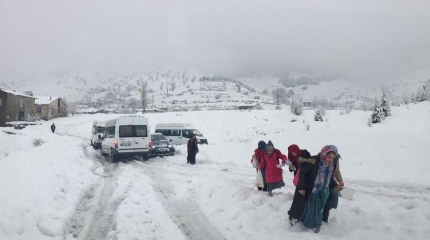 Kar yağışı Sincik&rsquo;te hayatı olumsuz etkiliyor