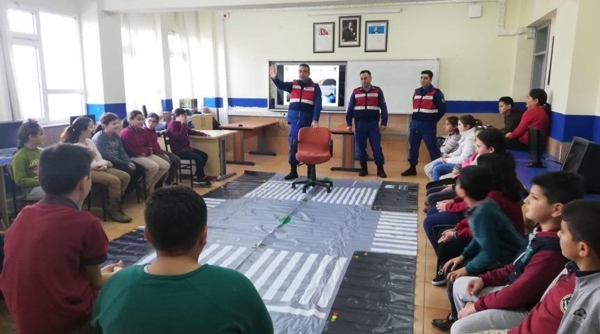 Jandarma &ouml;ğrencilere trafik bilinci oluşturuyor