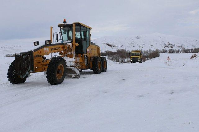 Kar dolayısıyla kapanan yollar açılıyor