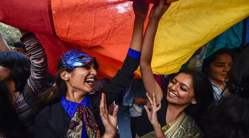 Zorla evlendirildikleri kocalarından boşanıp birbirleriyle evlenen lezbiyen &ccedil;ift