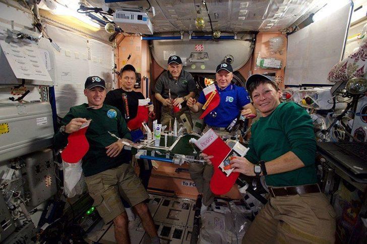 16 kez yeni yıla giriliyor, şampanya baloncuklara dönüşüyor  G1