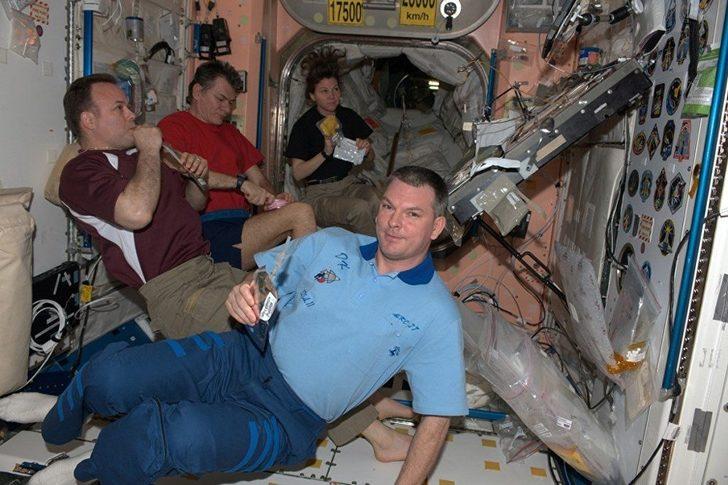 16 kez yeni yıla giriliyor, şampanya baloncuklara dönüşüyor  G5