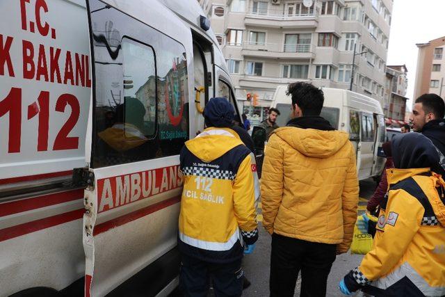 Saçaktan düşen buz kütlesi yaraladı