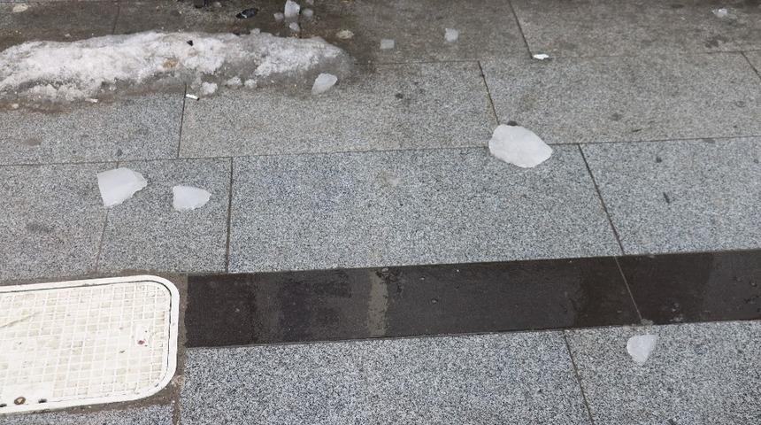 Sa&ccedil;aktan d&uuml;şen buz k&uuml;tlesi yaraladı