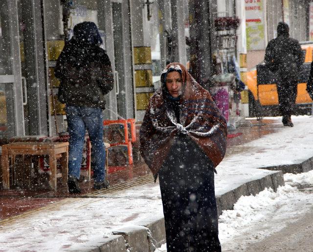 Hakkari ve ilçelerinde okullara yarım gün kar tatili(2)