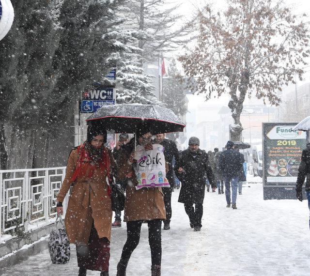 Hakkari ve ilçelerinde okullara yarım gün kar tatili(2)