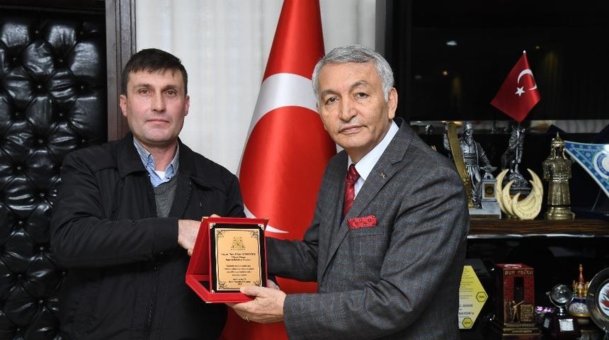 Başkan G&uuml;naydın&rsquo;a hizmet plaketi