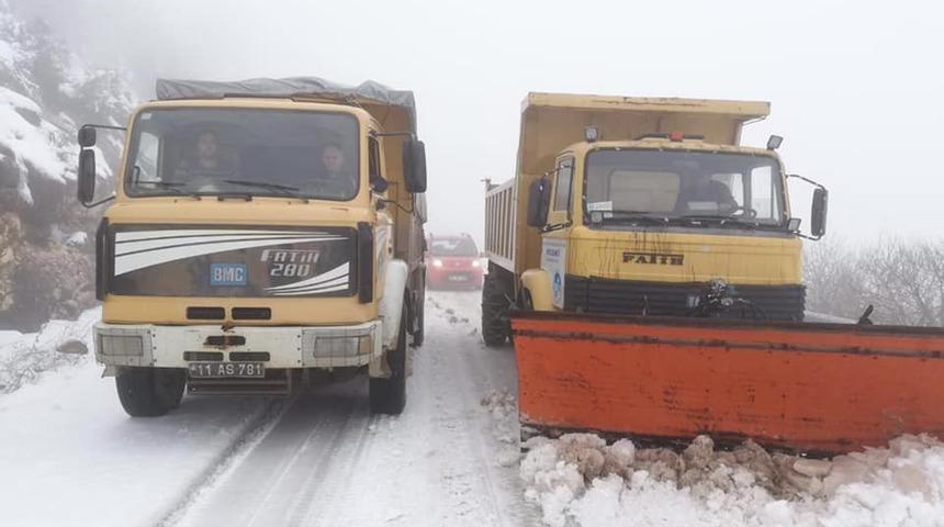 Yenipazar-Eskişehir bağlantı yolunun kapanmaması i&ccedil;in ekipleri gece g&uuml;nd&uuml;z &ccedil;alışıyor