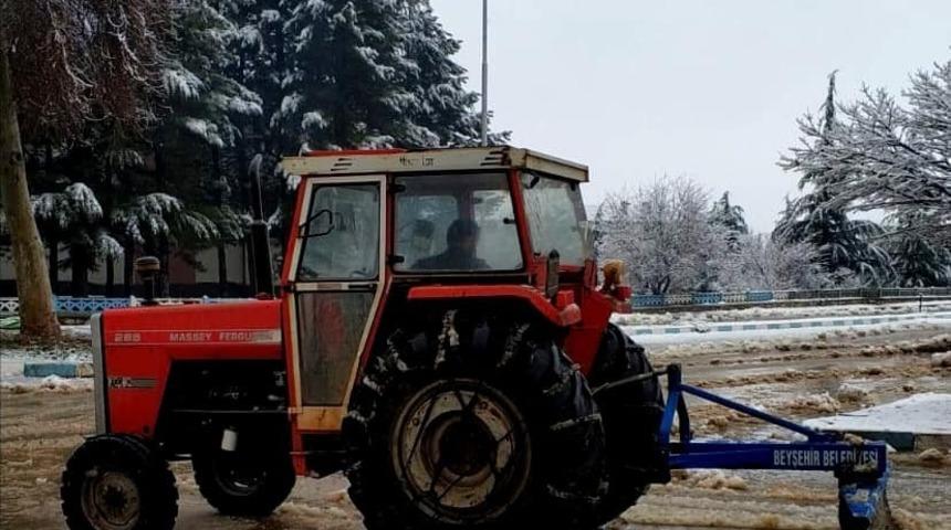 Beyşehir&rsquo;in dış mahallelerinde karla m&uuml;cadele devam ediyor