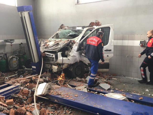 Elazığ'da kamyonet, iş yerinin duvarına çarpıp içeri girdi: 2 yaralı