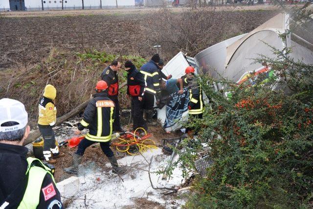 Biga’da süt kamyonu devrildi