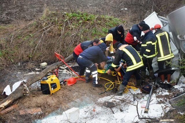 Biga’da süt kamyonu devrildi