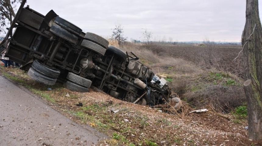 Biga&rsquo;da s&uuml;t kamyonu devrildi