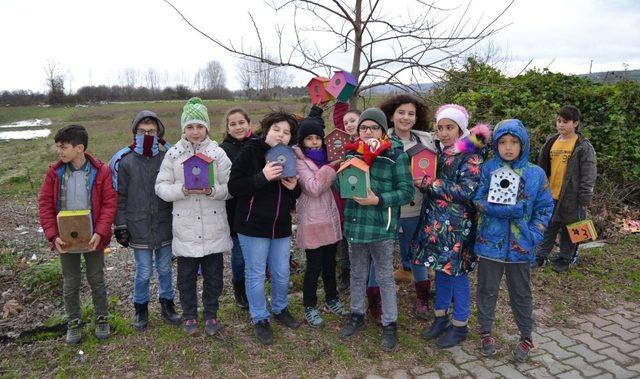 Öğrenciler kuşlar için ağaçlara yuva yaptı