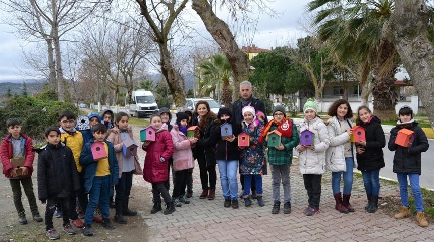 Öğrenciler kuşlar için ağaçlara yuva yaptı