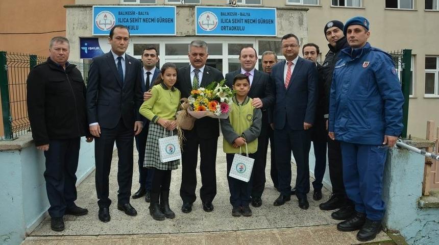 Vali Yazıcı, Ilıca’da öğrenciler ile kitap okudu