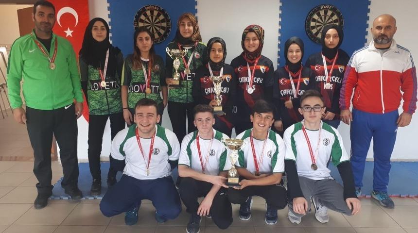 Dursunbeyli &ouml;ğrenciler dart turnuvasına damga vurdu