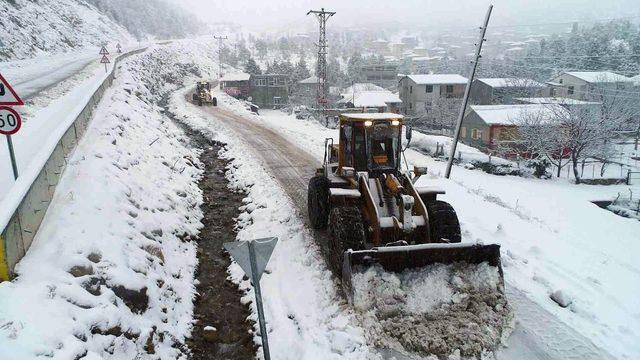 Kar timleri Toroslarda karla boğuşuyor