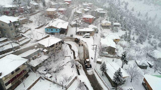 Kar timleri Toroslarda karla boğuşuyor