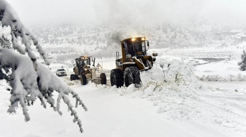 Kar timleri Toroslarda karla boğuşuyor