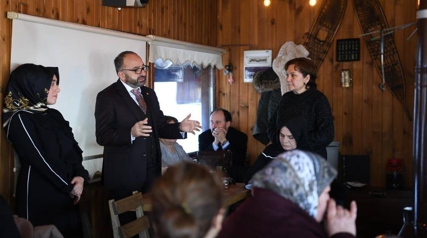 Başkan &Uuml;z&uuml;lmez  kursiyerlerle buluştu