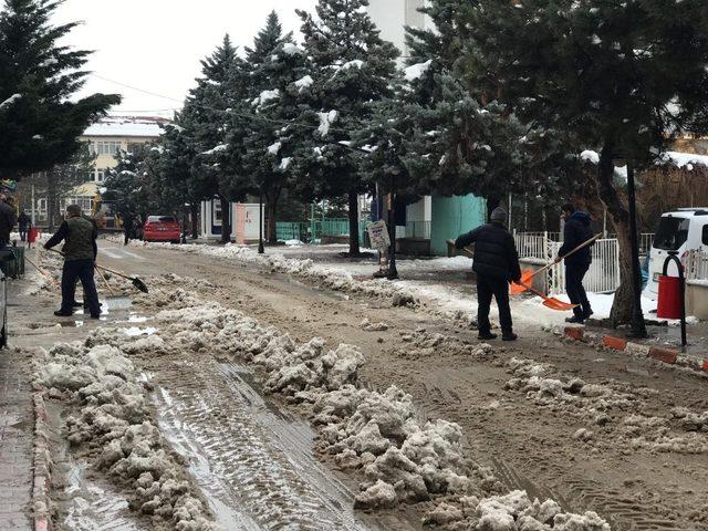 Hekimhan’da kar temizliği devam ediyor