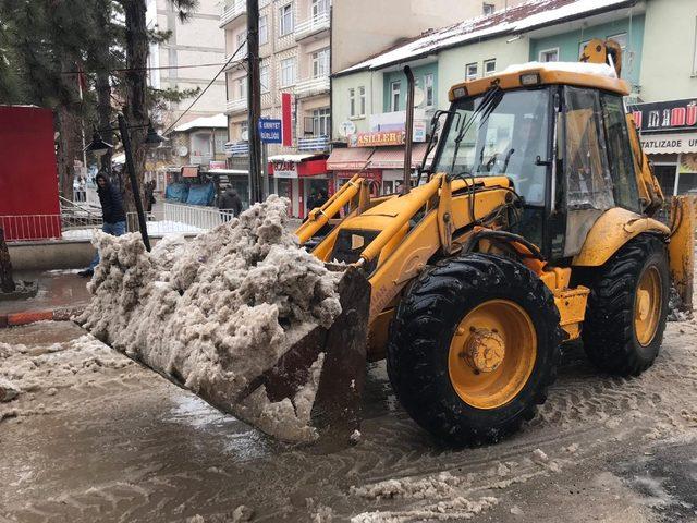 Hekimhan’da kar temizliği devam ediyor