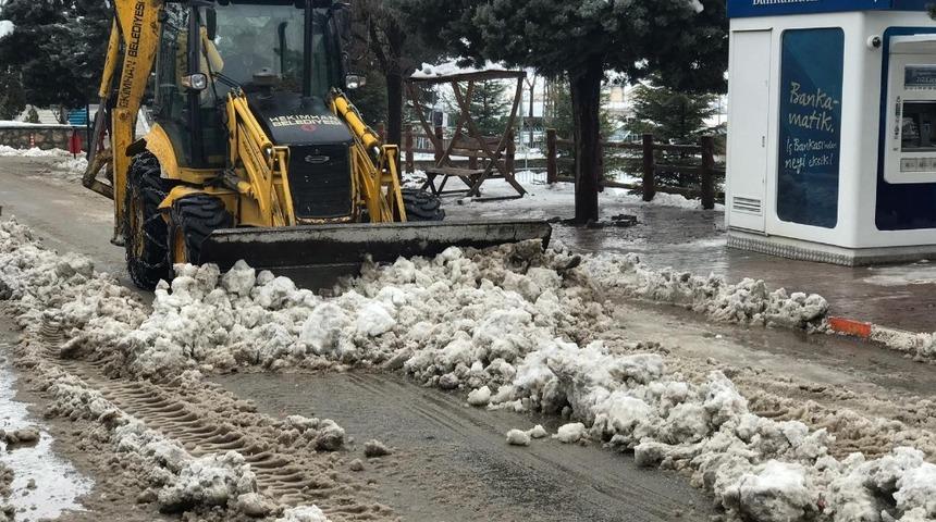 Hekimhan&rsquo;da kar temizliği devam ediyor