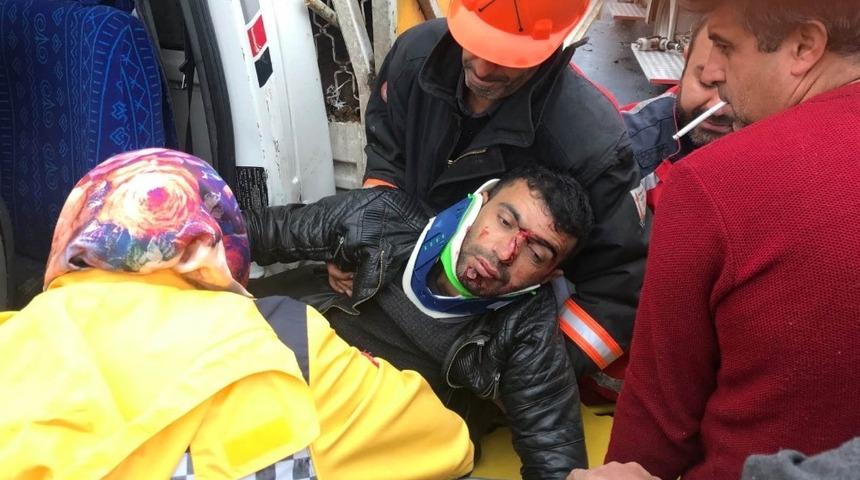 Kamyonet tıra &ccedil;arptı: 2 yaralı