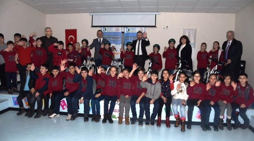 İzmit&rsquo;te  yılın ilk bisikletleri dağıtıldı