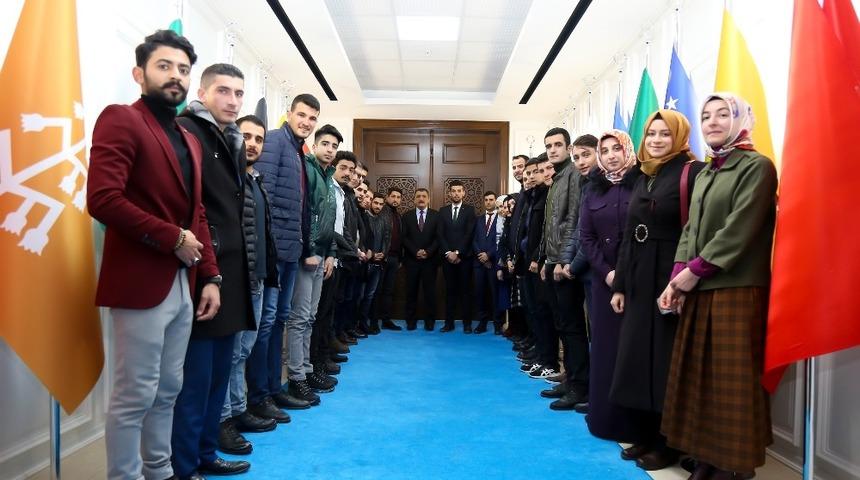 Başkan G&uuml;rkan, AK gen&ccedil;ler ile buluştu