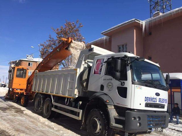 Demirözü Belediyesinin kar mesaisi