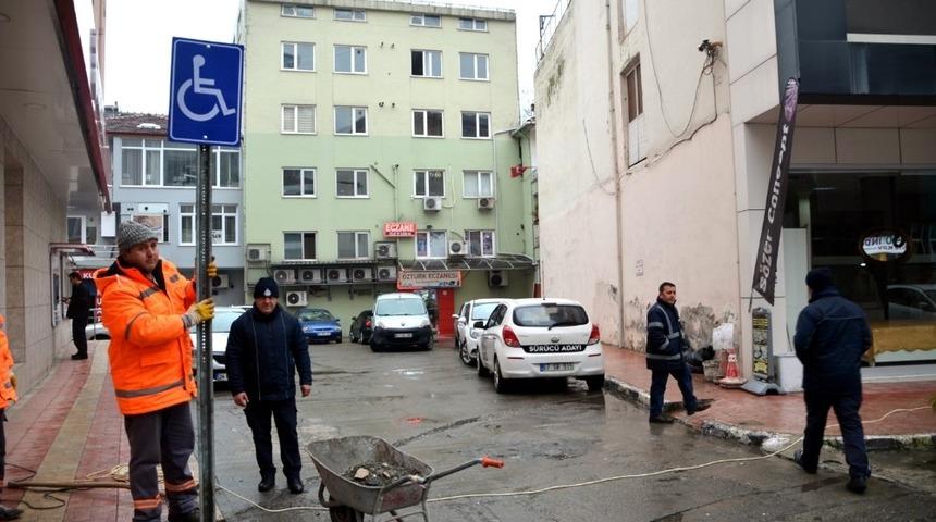 Alaplı Belediyesi engelliler i&ccedil;in &ouml;zel park yerleri oluşturdu