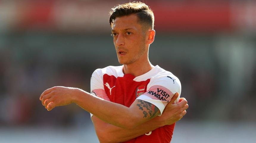 Mesut Özil'in Kabe örtüsüyle paylaşımı sosyal medyada gündem oldu