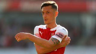 Mesut Özil'in Kabe örtüsüyle paylaşımı sosyal medyada gündem oldu