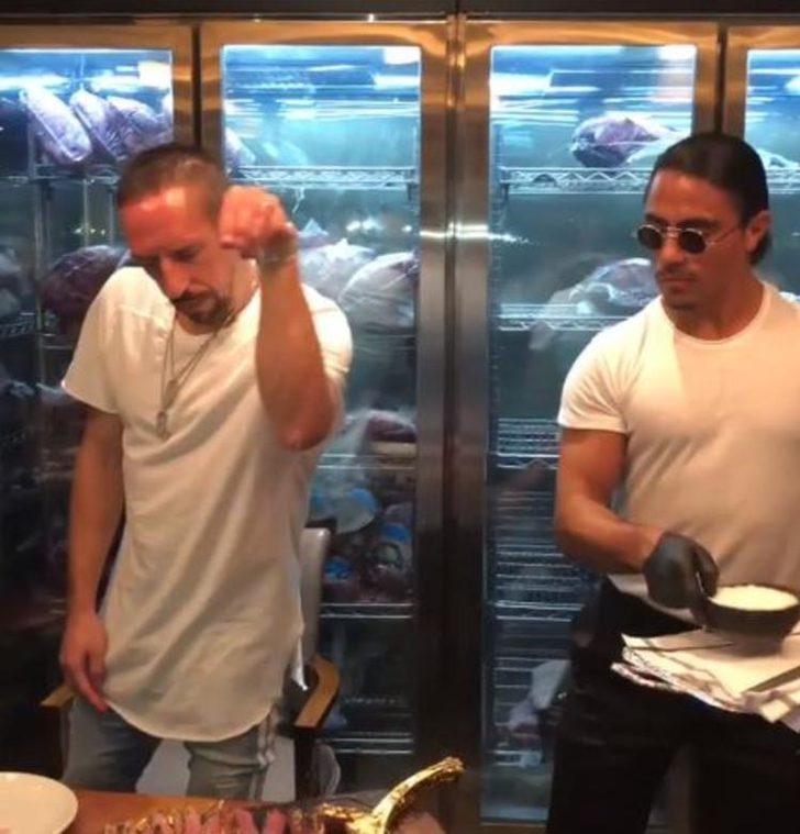 Yıldız futbolcudan Nusret'e öpücük G1