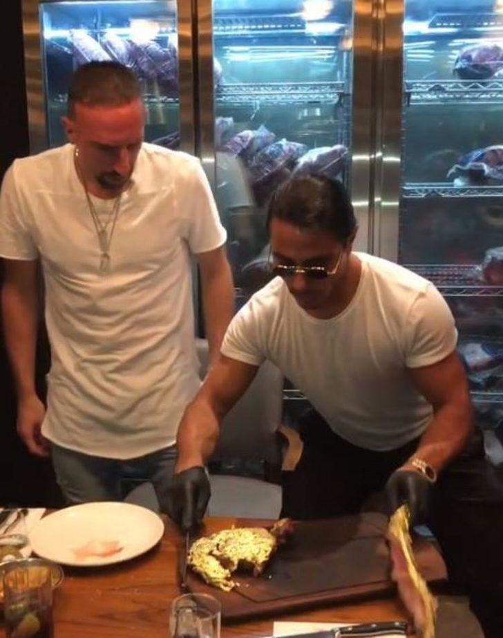 Yıldız futbolcudan Nusret'e öpücük G2