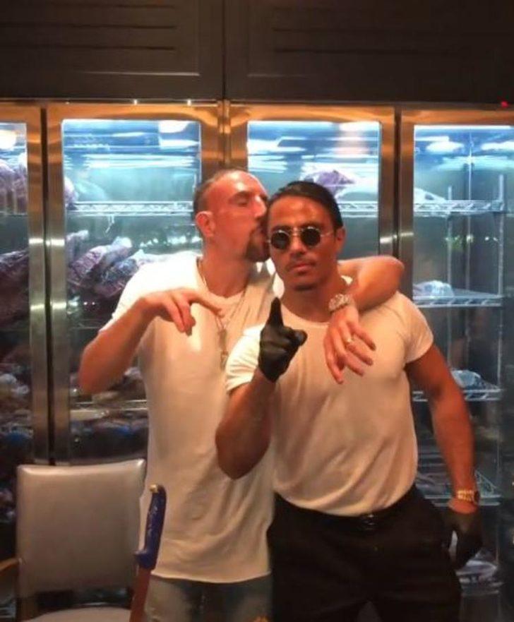 Yıldız futbolcudan Nusret'e öpücük G3