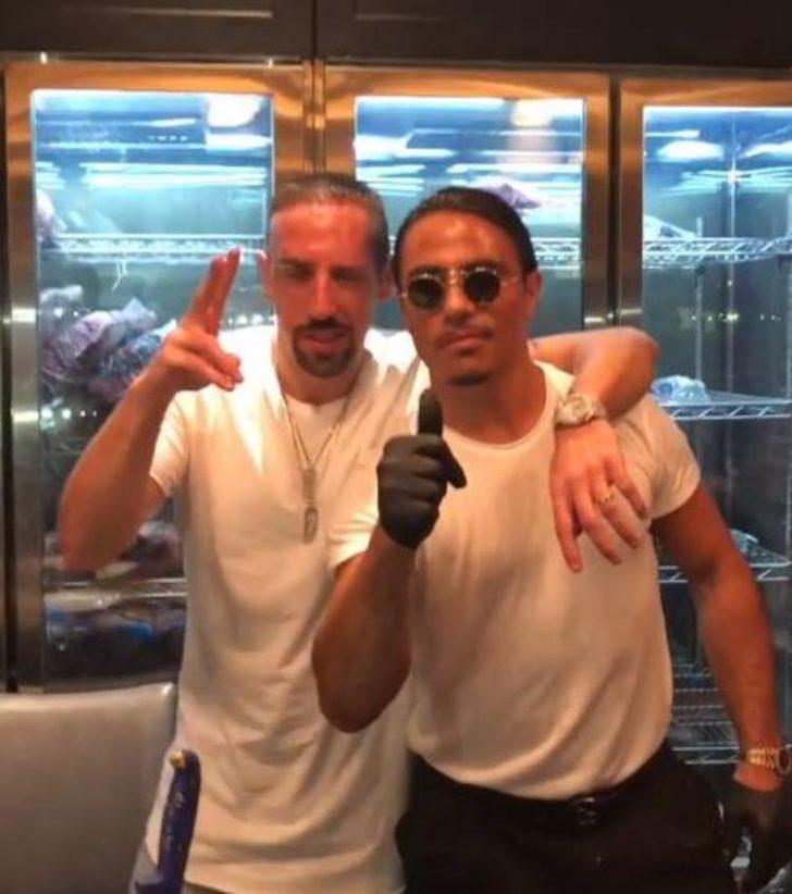 Yıldız futbolcudan Nusret'e öpücük G4