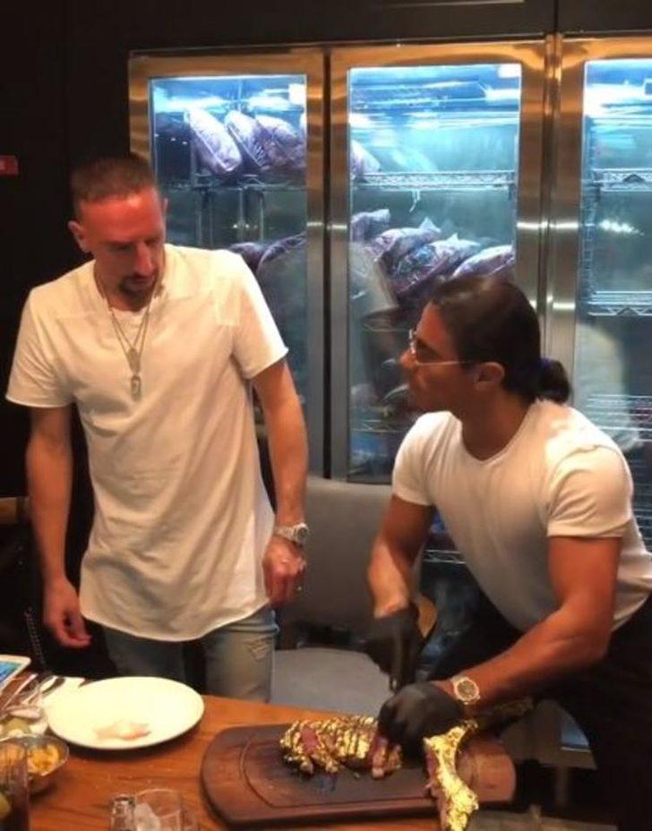 Yıldız futbolcudan Nusret'e öpücük G5