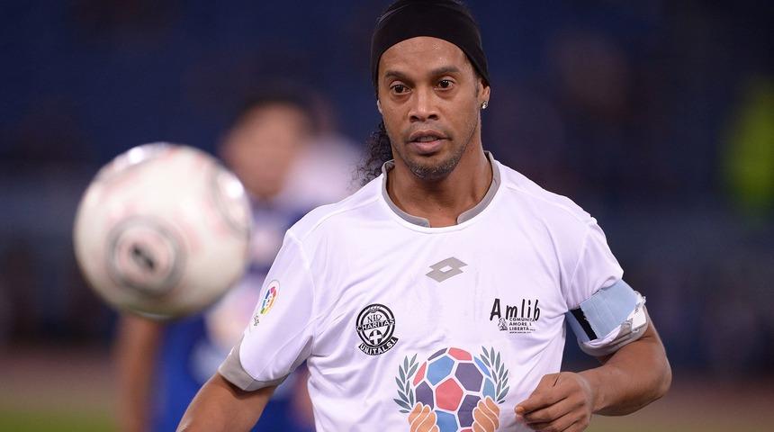 Ronaldinho'nun para cezası nedeniyle Brezilya dışına &ccedil;ıkması yasaklandı